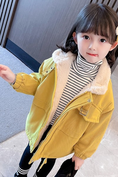 Vaikiška striukė su šiltu pamušalu ir užsegamu užtrauktuku