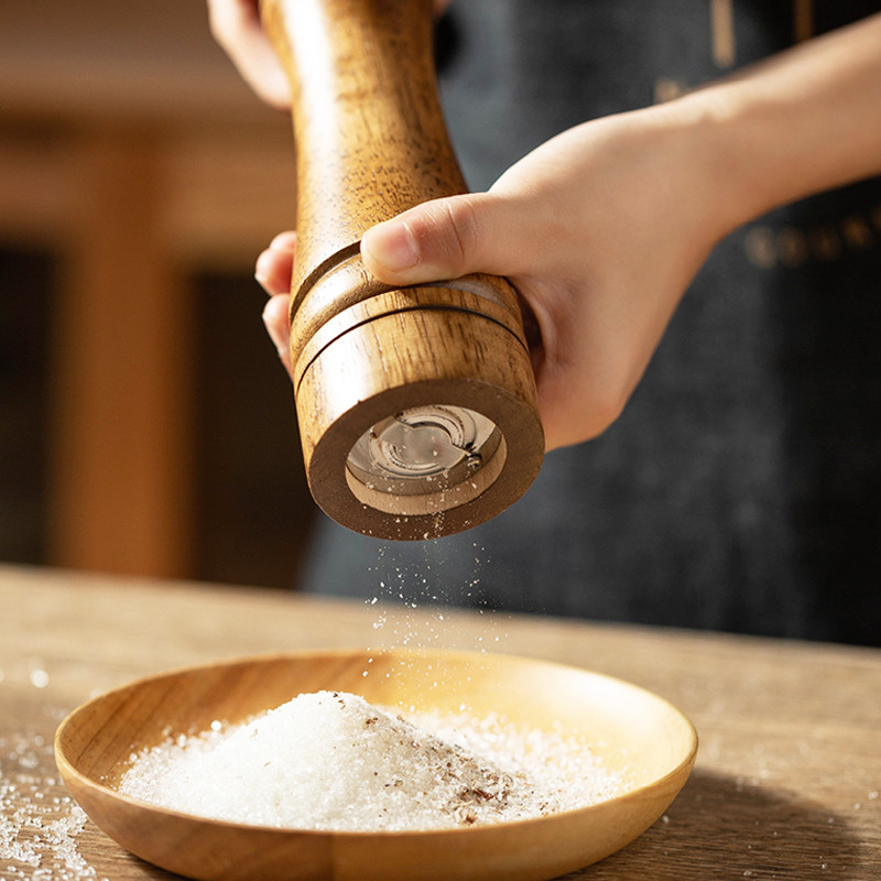 Konco medienos pipirų malūnėlis, druskos ir pipirų malūnėlis su stipriu reguliuojamu keraminiu malūnu rankiniu prieskonių malūnu virtuvės įrankiu