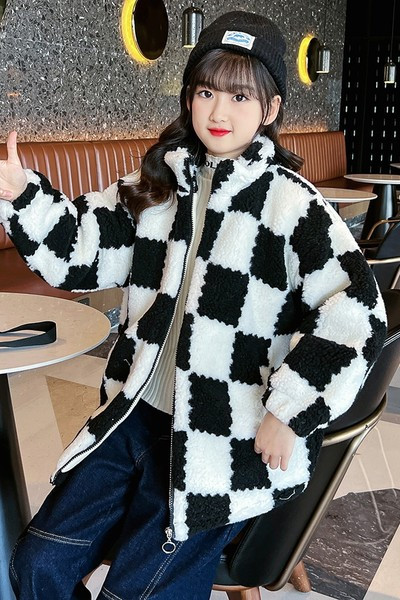 Geaca la moda pentru fete cu guler inalt si inchidere cu fermoar