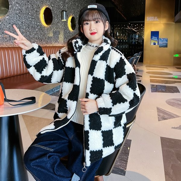 Geaca la moda pentru fete cu guler inalt si inchidere cu fermoar