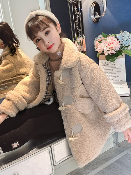 Vaikiškas pūkinis paltas su sagomis ir apykakle