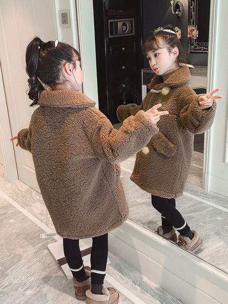 Vaikiškas pūkinis paltas su sagomis ir apykakle