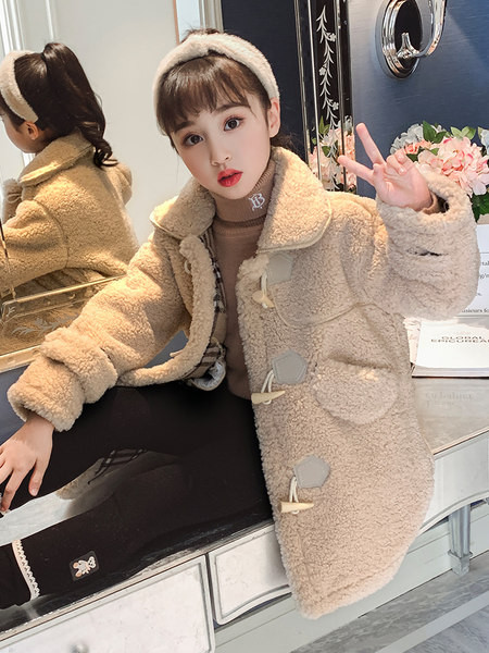 Vaikiškas pūkinis paltas su sagomis ir apykakle