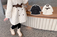 Lányos közepes hosszúságú steppelt kabát gombokkal és övvel