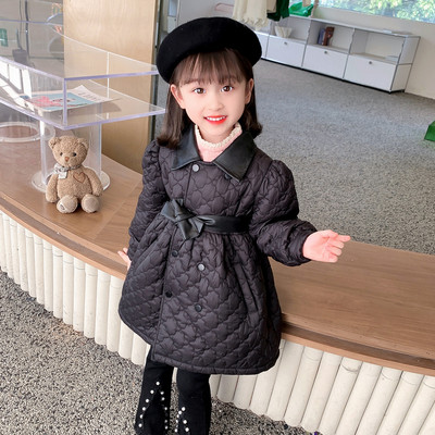 Lányos közepes hosszúságú steppelt kabát gombokkal és övvel