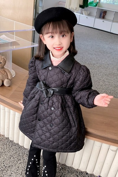 Lányos közepes hosszúságú steppelt kabát gombokkal és övvel