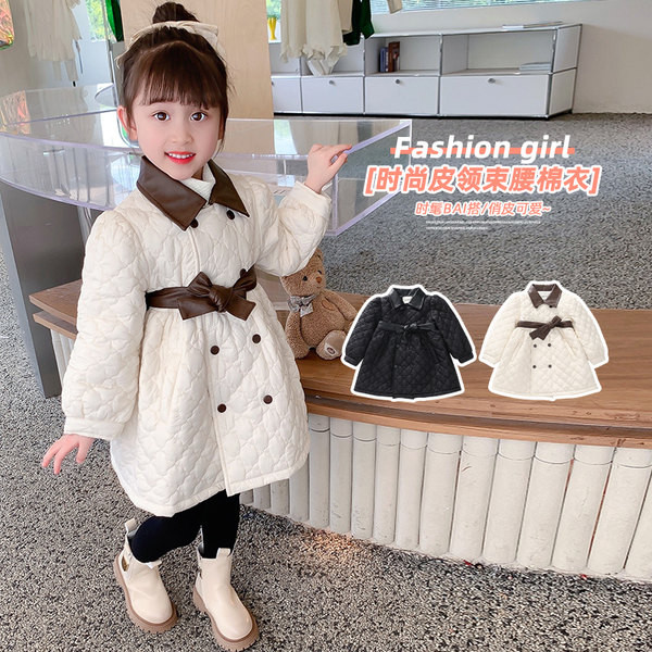 Lányos közepes hosszúságú steppelt kabát gombokkal és övvel