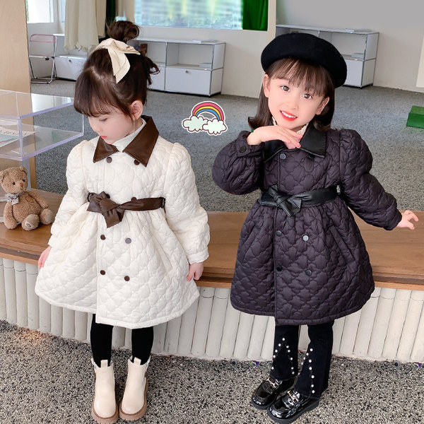 Lányos közepes hosszúságú steppelt kabát gombokkal és övvel