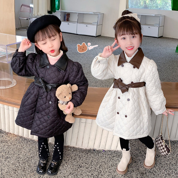 Lányos közepes hosszúságú steppelt kabát gombokkal és övvel