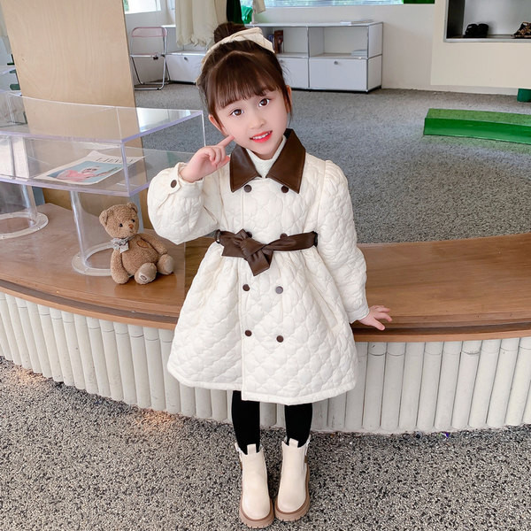 Lányos közepes hosszúságú steppelt kabát gombokkal és övvel