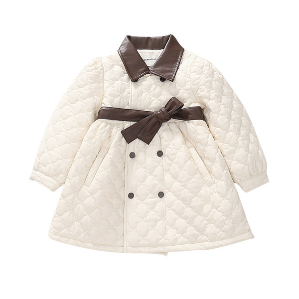 Lányos közepes hosszúságú steppelt kabát gombokkal és övvel