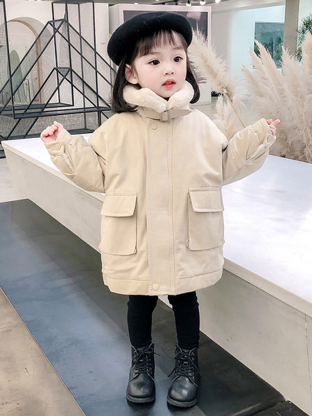 Vaikiška paminkštinta striukė su užtrauktuku ir kišene mergaitėms