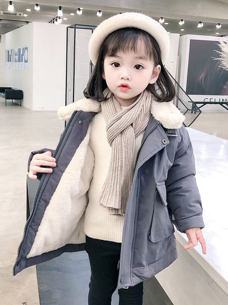 Vaikiška paminkštinta striukė su užtrauktuku ir kišene mergaitėms