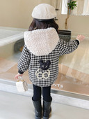 Žieminis languotas paltas su gobtuvu ir siuvinėjimu