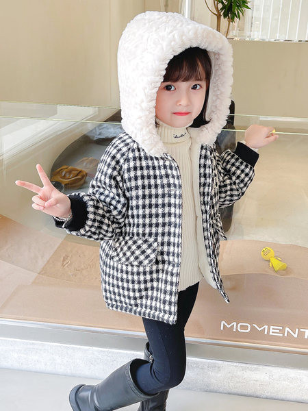 Žieminis languotas paltas su gobtuvu ir siuvinėjimu