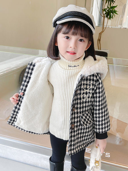 Žieminis languotas paltas su gobtuvu ir siuvinėjimu