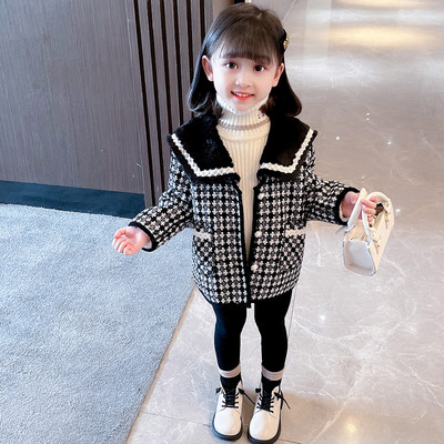 Gyerekkabát lányoknak hosszú gallérral és hímzéssel