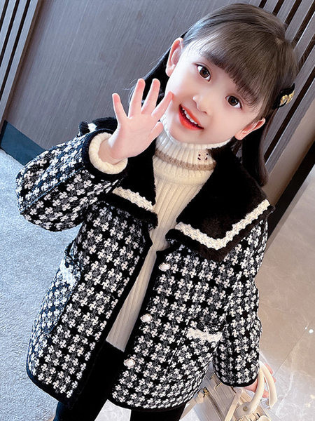 Gyerekkabát lányoknak hosszú gallérral és hímzéssel