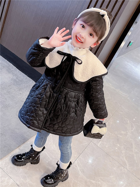 Vaikiška striukė - iškirptas modelis su ilga apykakle