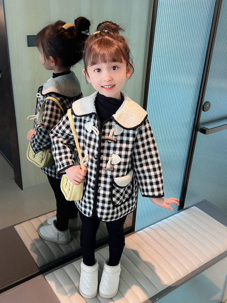 Geaca de iarna in carouri cu buzunar si nasturi pentru fete