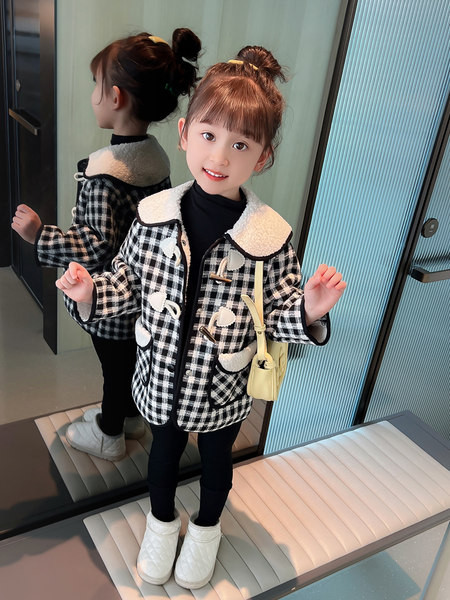 Geaca de iarna in carouri cu buzunar si nasturi pentru fete