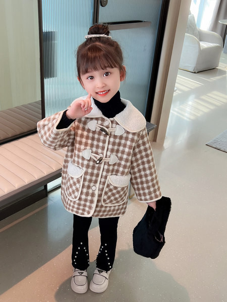 Geaca de iarna in carouri cu buzunar si nasturi pentru fete