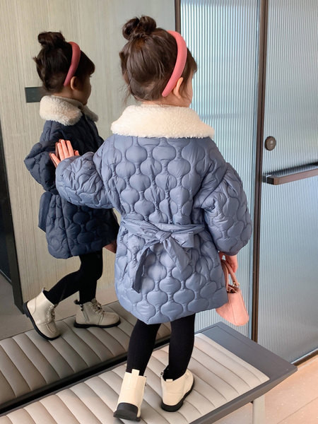 Geaca de iarna la moda pentru fete si inchidere cu nasturi