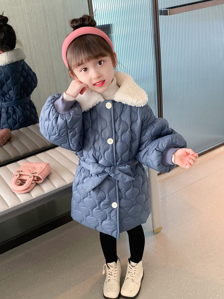 Geaca de iarna la moda pentru fete si inchidere cu nasturi