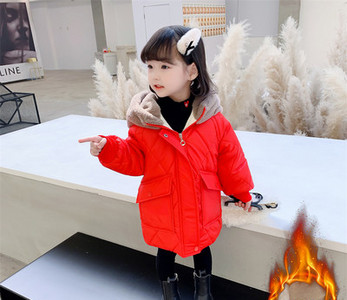 Vaikiška paminkštinta striukė su gobtuvu ir kišene mergaitei