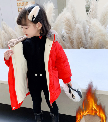 Vaikiška paminkštinta striukė su gobtuvu ir kišene mergaitei