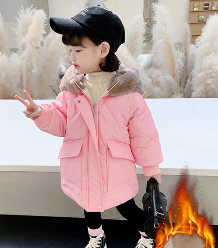 Vaikiška paminkštinta striukė su gobtuvu ir kišene mergaitei