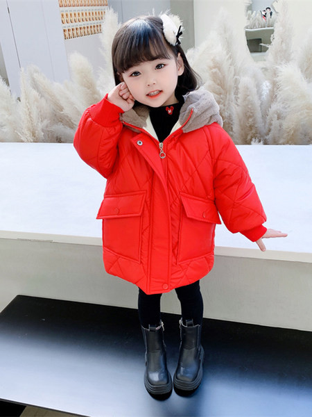 Vaikiška paminkštinta striukė su gobtuvu ir kišene mergaitei