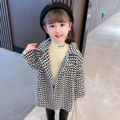 Gyermek kockás kabát lányoknak gombokkal és gallérral