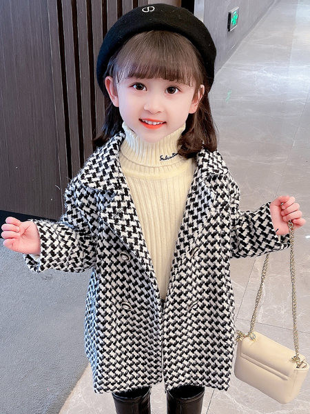 Gyermek kockás kabát lányoknak gombokkal és gallérral