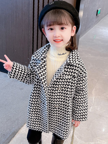 Gyermek kockás kabát lányoknak gombokkal és gallérral