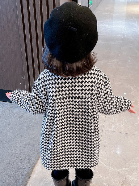 Gyermek kockás kabát lányoknak gombokkal és gallérral