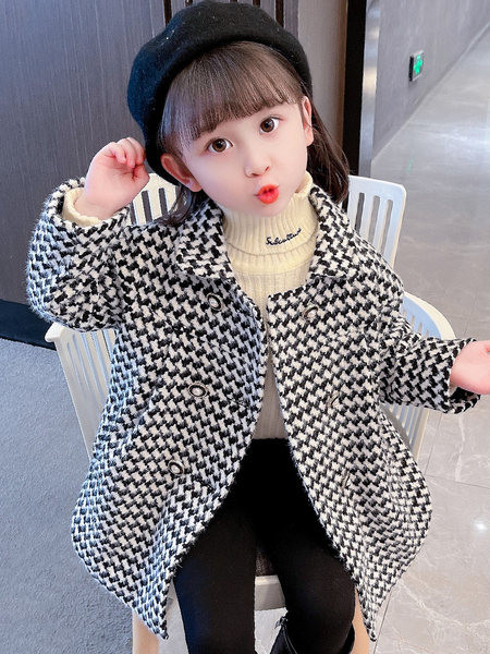 Gyermek kockás kabát lányoknak gombokkal és gallérral