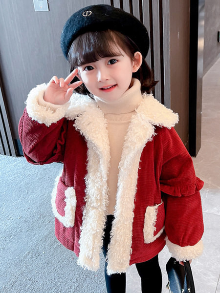 Paminkštinta žieminė striukė su kišene ir sagomis mergaitei