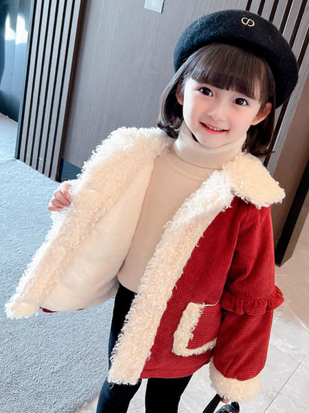 Paminkštinta žieminė striukė su kišene ir sagomis mergaitei