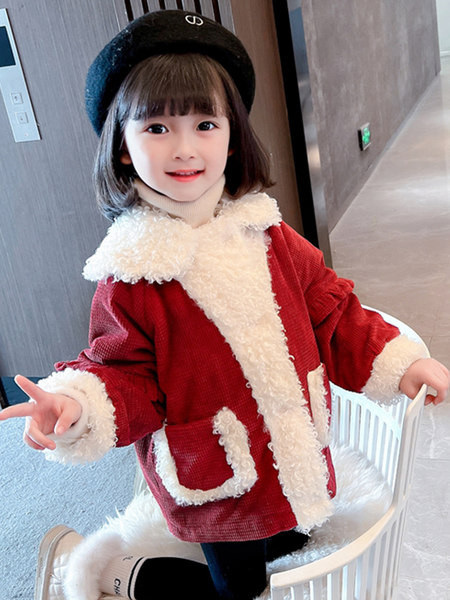 Paminkštinta žieminė striukė su kišene ir sagomis mergaitei