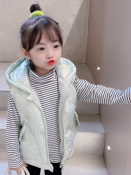 Vesta pentru copii cu gluga, buzunar si fermoar pentru fete