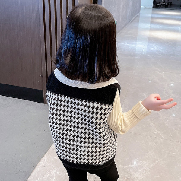 Dječji karirani prsluk s postavom, gumbima i džepom za djevojčice