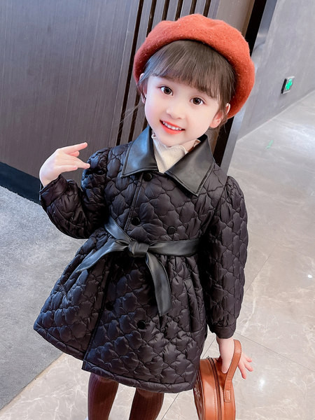 Žieminė vaikiška striukė su pamušalu, sagomis ir dirželiu