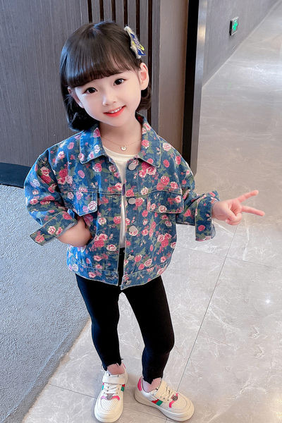 Farmerdzseki lányoknak virágos motívumokkal