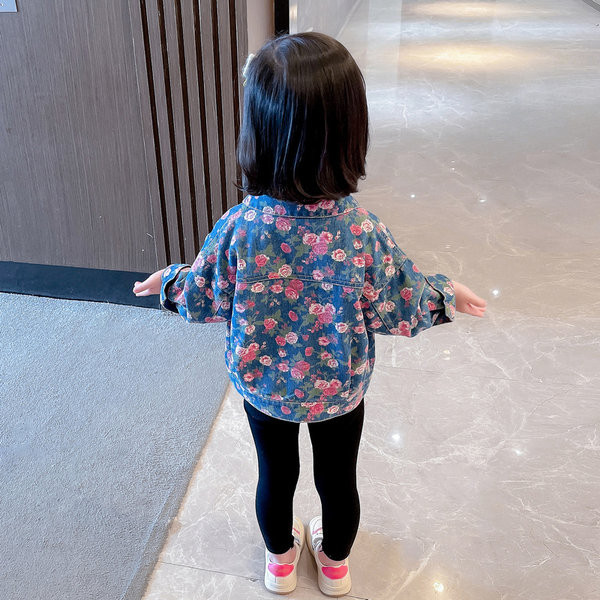 Farmerdzseki lányoknak virágos motívumokkal