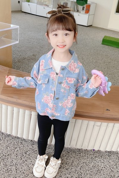 Džinsinė rudeninė striukė mergaitei su gėlėmis