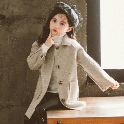 Őszi kabát lányoknak klasszikus gallérral és gombos rögzítéssel