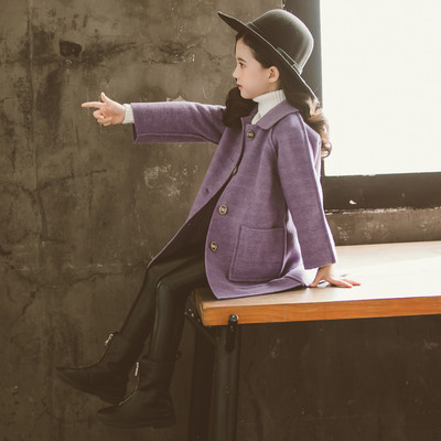 Őszi kabát lányoknak klasszikus gallérral és gombos rögzítéssel