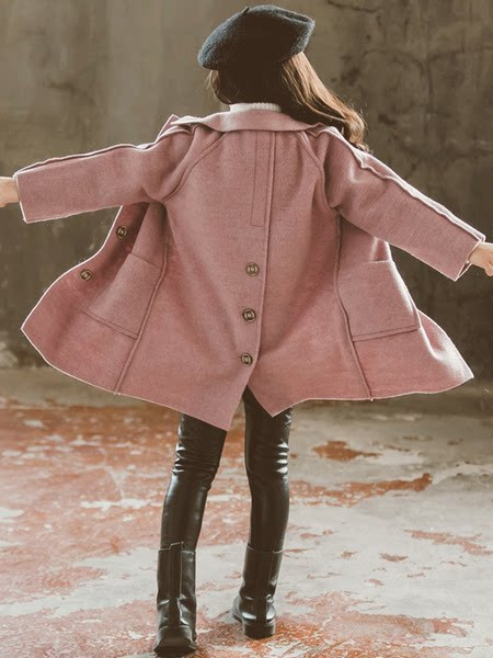 Őszi kabát lányoknak klasszikus gallérral és gombos rögzítéssel