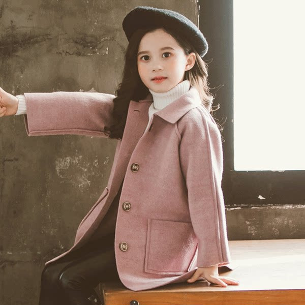 Őszi kabát lányoknak klasszikus gallérral és gombos rögzítéssel